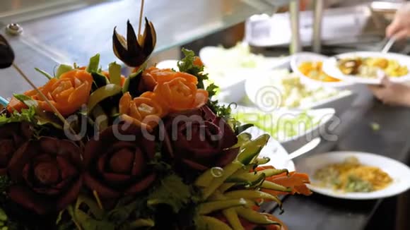 在埃及自助餐会上以鲜花的形式供应蔬菜视频的预览图
