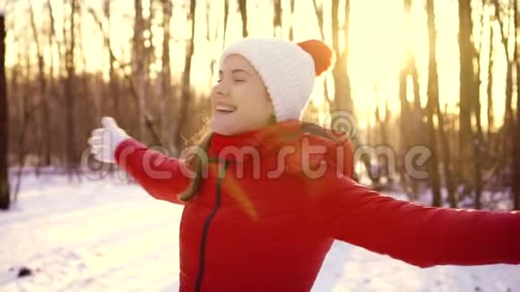 在户外享受冬日的女人快乐的女孩慢慢地举起手臂旋转着视频的预览图