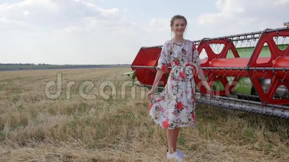 精力充沛的漂亮女孩穿着长裙子微笑着在空中缓慢地跳跃视频的预览图