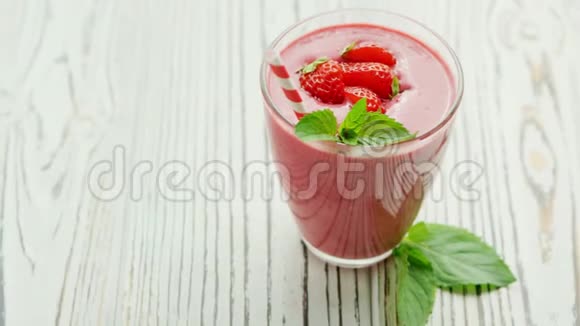 一杯冰沙和一碗草莓视频的预览图