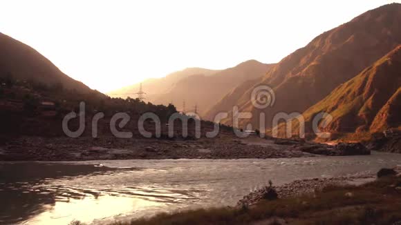 日出在贝沙姆可以看到山脉和流动的印度河视频的预览图