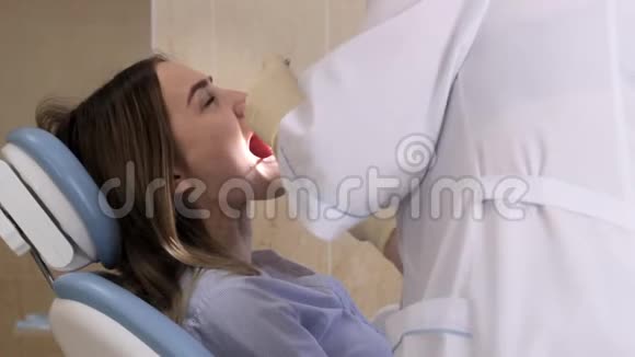 病人给牙医看她嘴里的牙疼视频的预览图