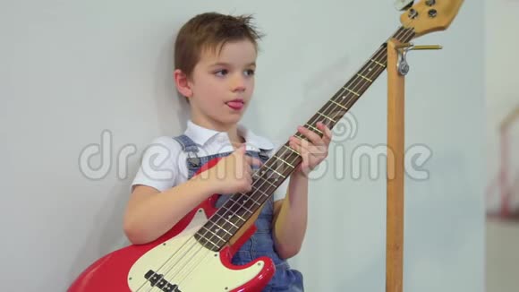 可爱的小男孩带着电子吉他视频的预览图