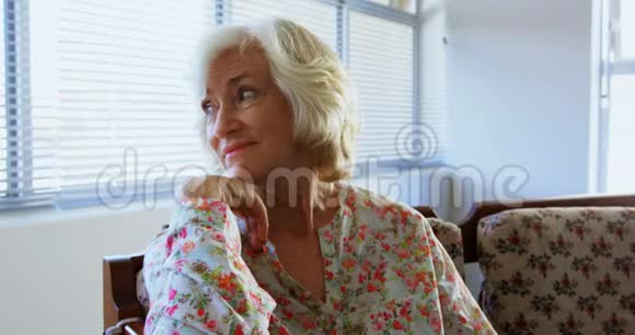 积极的高加索老年妇女在疗养院放松的正面景色视频的预览图