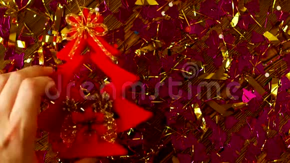 圣诞装饰树和绿色圣诞球的手躺在桌子上2019年新年圣诞节圣诞节视频的预览图