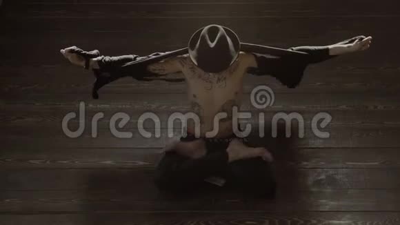 人坐莲姿穿莲花姿势的纹身男人坐在地板上的人视频的预览图