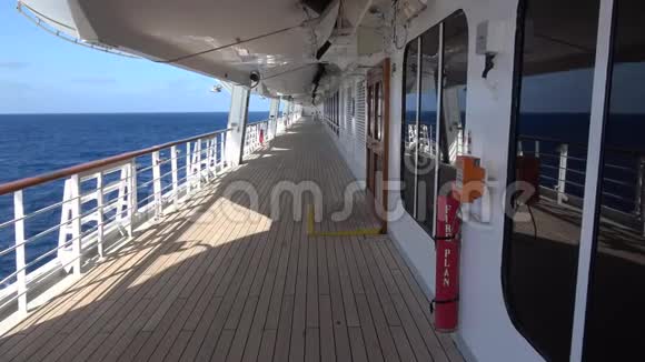 外甲板上的游船视频的预览图