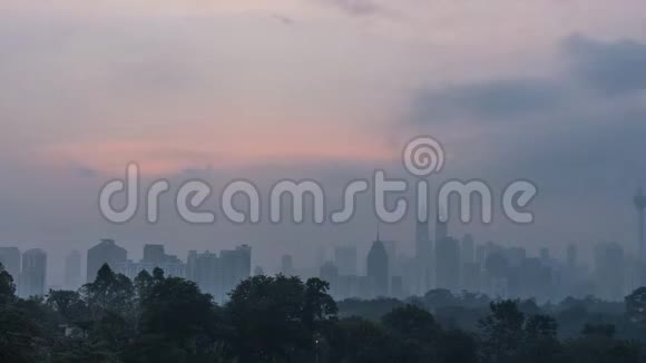 日出时吉隆坡城市中心天际线阴云密布视频的预览图
