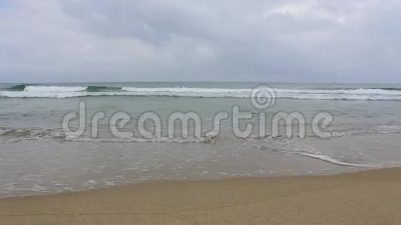 越南海安镇海滩上的太平洋海浪视频的预览图