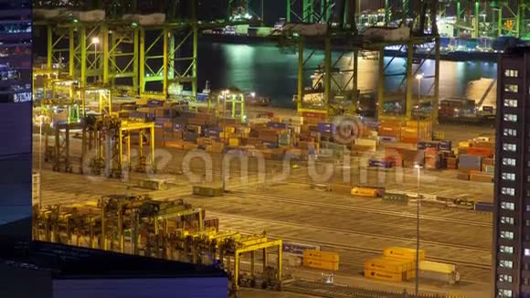 新加坡夜间集装箱港口物流时间延误视频的预览图
