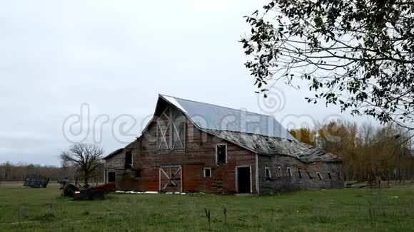 明尼苏达州北部被遗弃的破旧农场谷仓视频的预览图