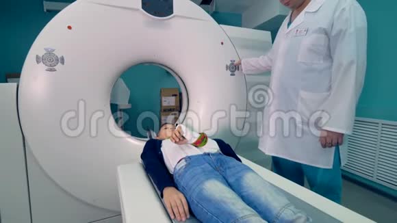 医生控制男孩的CT扫描视频的预览图