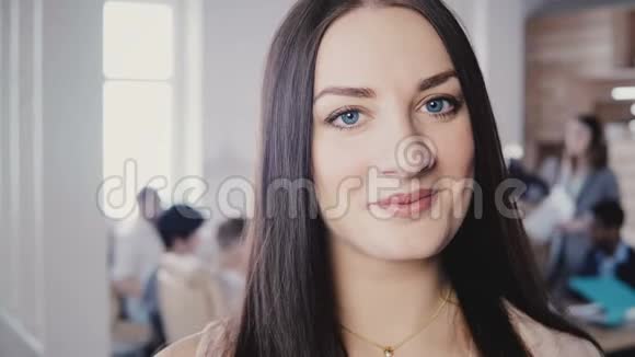 特写肖像美丽的欧洲女商务女性长直发蓝色眼睛在时尚办公室4K视频的预览图