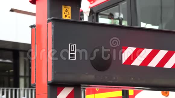 消防车底部和侧面视频的预览图