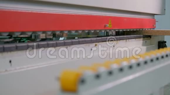 刨花板零件边缘胶接机家具制造景深浅选择性聚焦汽车的机械装置视频的预览图