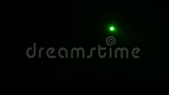 一束绿光从轮廓聚光灯射向舞台的黑暗中视频的预览图