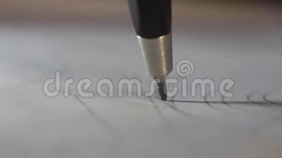 铅笔沿着纸张移动图案接近视频的预览图