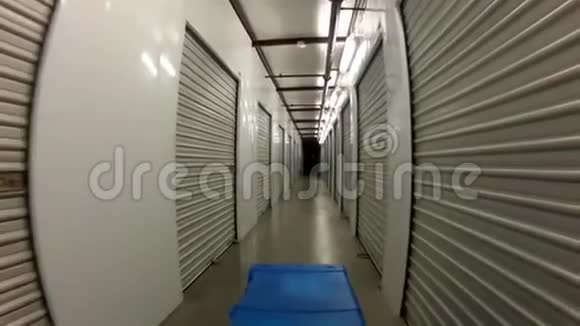 摄像机安装在一辆手推车后面从一条长长的走廊上滚下来视频的预览图