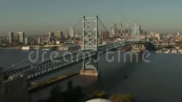 从本富兰克林大桥拍摄费城的空中镜头视频的预览图