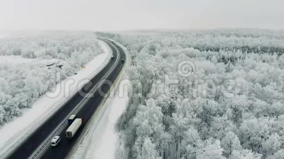 冬天的汽车在路上行驶4K视频的预览图