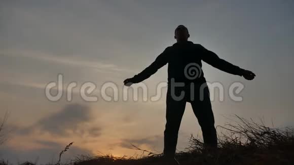 人武术理念男战士和尚练习功夫夕阳西下一个男子从事武术的剪影视频的预览图