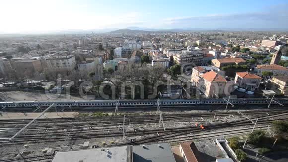 城市场景与火车过境视频的预览图