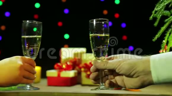男人和女人浪漫地庆祝圣诞节手里拿着香槟酒杯视频的预览图