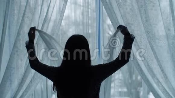 女人扔掉窗帘打开窗户视频的预览图