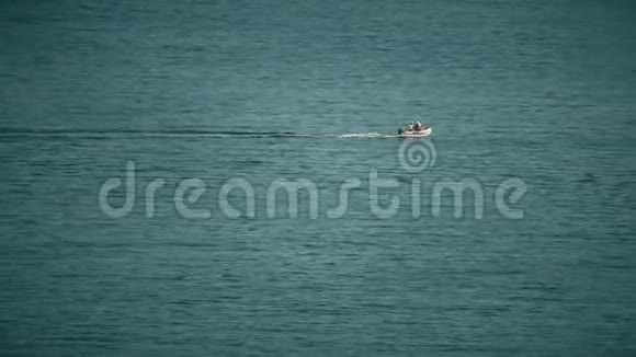 不知名人士乘坐海上充气摩托艇视频的预览图
