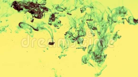 墨水在水里绿色油漆在水中的黄色反应形成抽象的云层可用作过渡视频的预览图