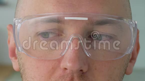 戴上安全眼镜或护目镜遮住男性面部视频的预览图