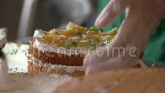 糕点厨师制作美味的分层蛋糕视频的预览图