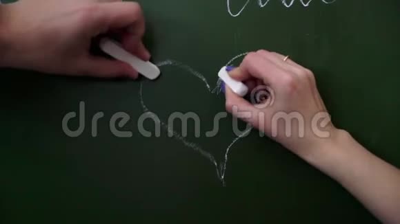 在校学生在粉笔板上画画视频的预览图