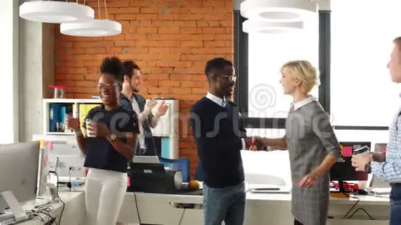 跳舞的上班族庆祝他们公司的胜利视频的预览图