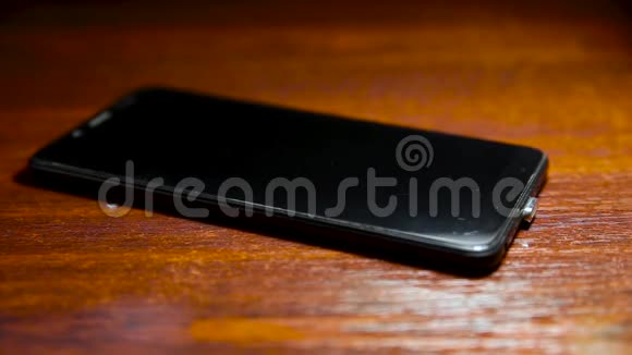 将磁性电缆连接到你的手机上超频磁微USB电缆快速充电充电器用于Android视频的预览图