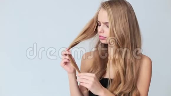 头发有问题的女人脆弱受损干燥肮脏和脱发的概念视频的预览图