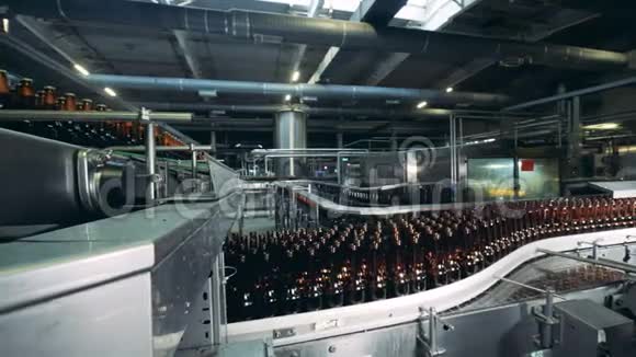 装满的空玻璃瓶正沿着工业运输工具移动视频的预览图