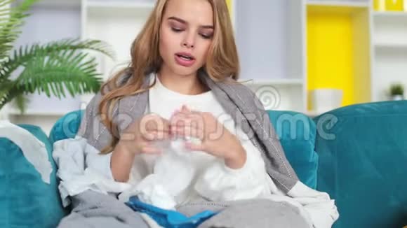 生病的女人感冒了用手帕打喷嚏咳嗽得了流感流鼻涕视频的预览图