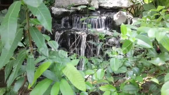 家庭外花园装饰的小瀑布视频的预览图