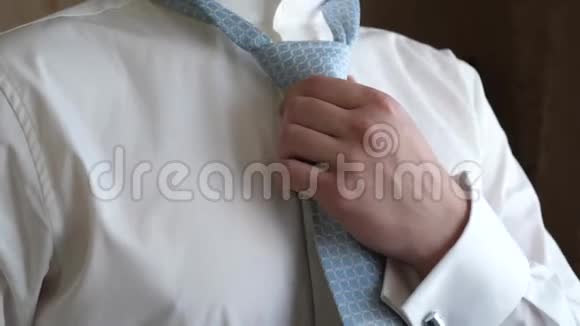 男人系蓝色领带早上男穿衣服上班视频的预览图