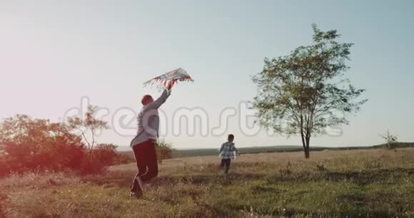 爸爸和他的儿子在大自然中玩一个工具包4k视频的预览图