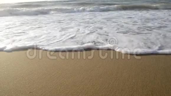 海水表面海浪与白色泡沫特写沙滩视频的预览图