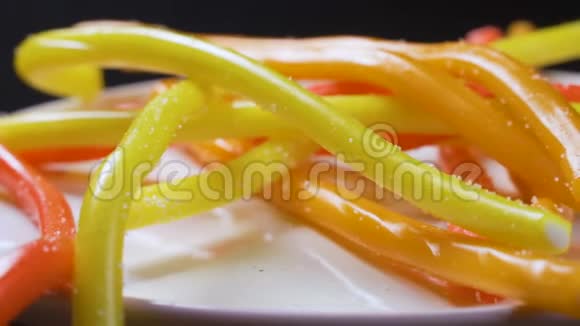 鲜艳可口色彩鲜艳的果酱糖果的图片4k视频视频的预览图