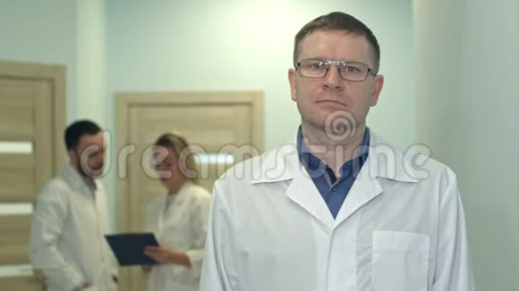 男性医生看摄像机医务人员在后台工作视频的预览图