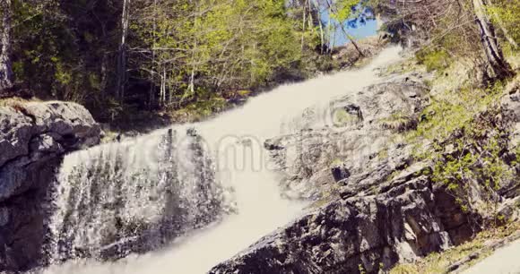 春天河流流过阿尔卑斯山山脉的岩石视频的预览图
