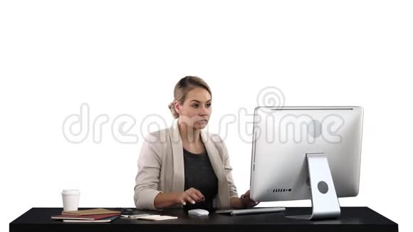 漂亮的金发女人在电脑上工作白色背景视频的预览图