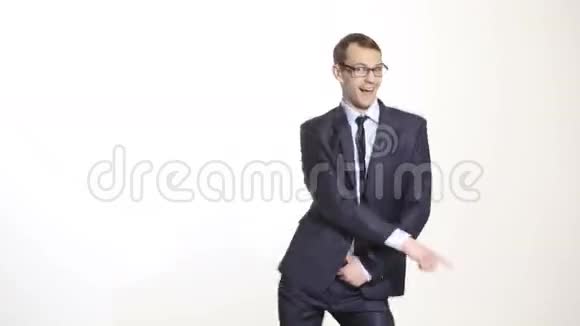 肢体语言穿商务服的男人孤立的白色背景培训管理人员销售代理手势欢乐迪斯科舞厅视频的预览图