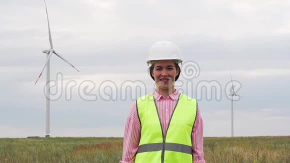 慢动作积极妇女是一家大型能源公司的专业工程师视频的预览图