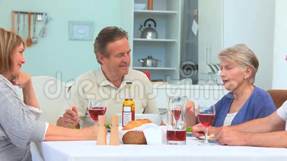 年长夫妇一起吃晚饭视频的预览图