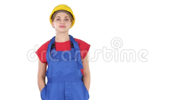微笑的建筑工人妇女站着变换姿势双手双手放在臀部双手放在白色口袋里视频的预览图